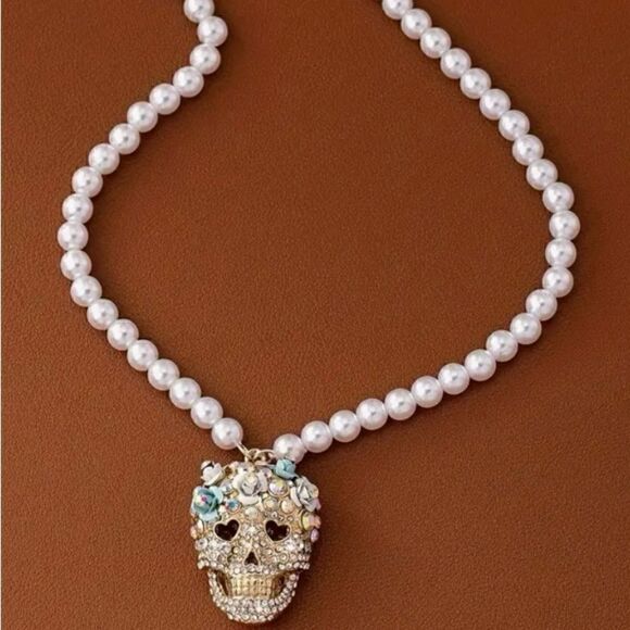 ☠️ Betsey Johnson stunning faux pearl & crystal sugar skull necklace ☠️ - Picture 3 of 6
